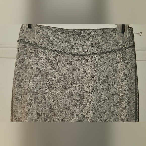 Gymshark Medium Gray Patterned Dry Ankle Leggings - Picture 4 of 10